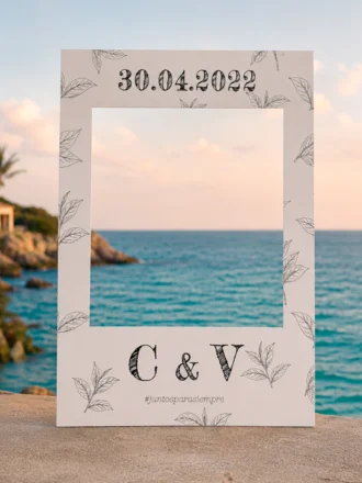 Marco photocall boda elegante con iniciales, fecha y hojas ilustradas