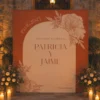 Photocall boda boho terracota con arco, nombres y fecha